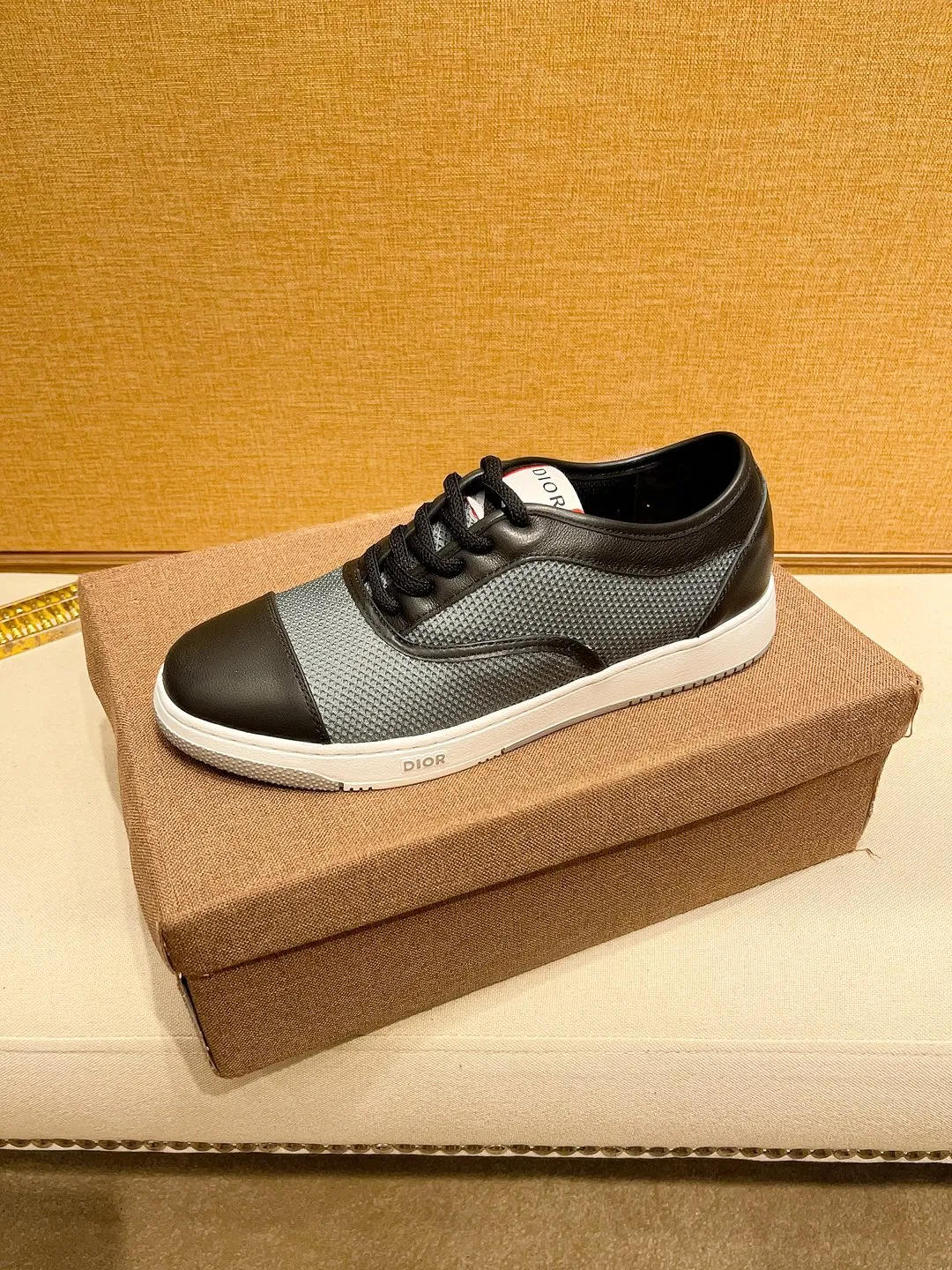 Factory price 420🔥[Dior] Dior’s new model is carefully crafted and set off the audience! An international brand that continues to innovate. This men's all-season casual shoe is the original version. The upper is made of cowhide material and the leather feet are super lightweight. The outsole is ultra-light and non-slip. It is breathable and comfortable and the quality speaks for itself. Color: Multiple colors available. Size: 38-44 (45 customized)